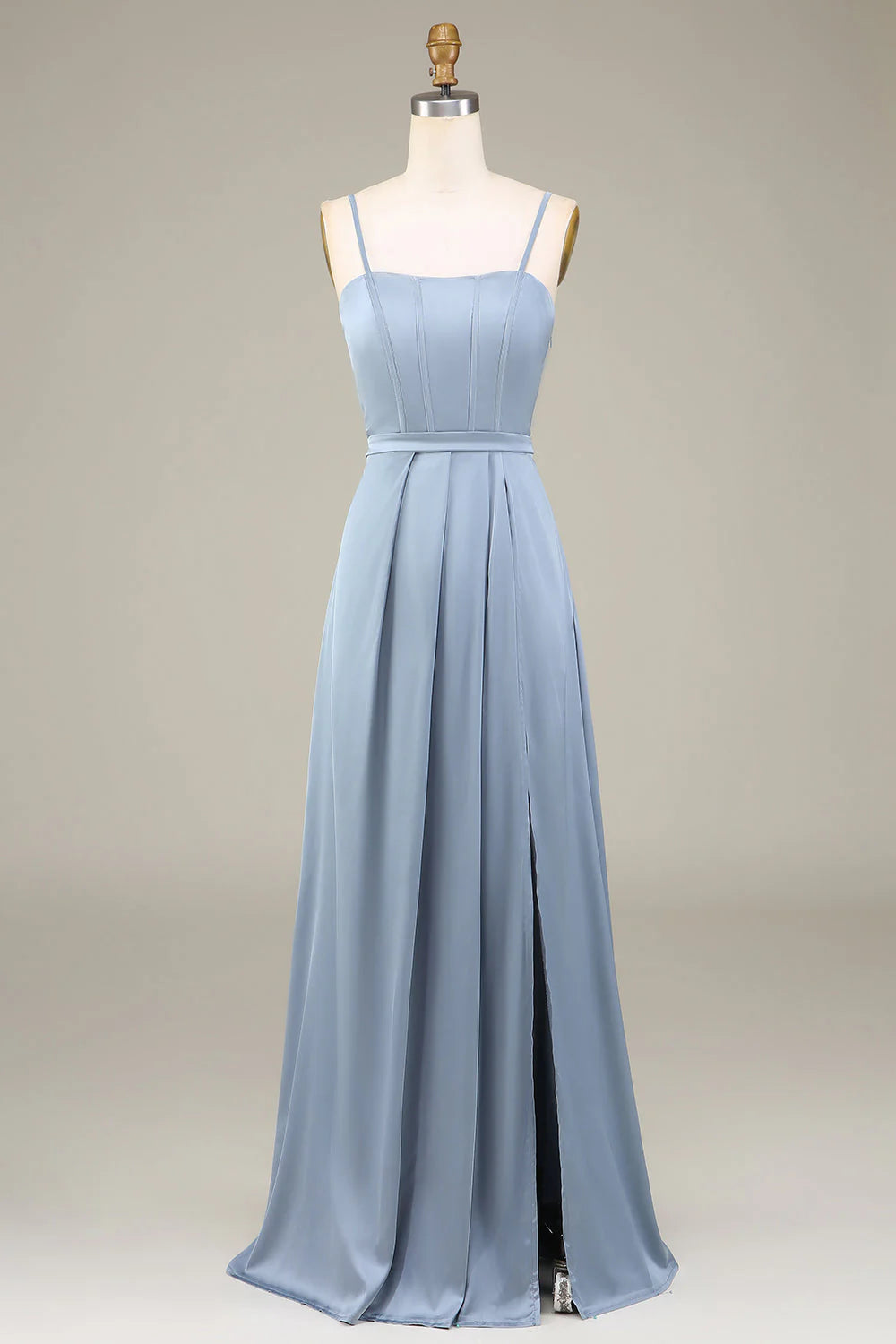 Vestido largo de dama de honor de satén con tirantes finos y corte en A